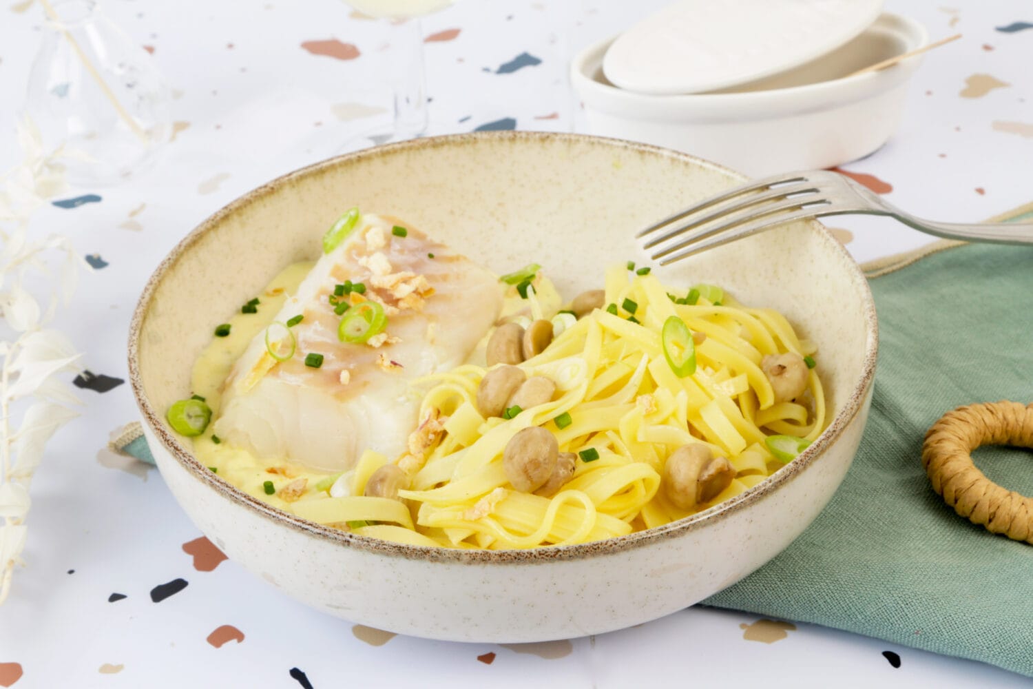 Filet de merlu, sauce poireaux champignons, linguines