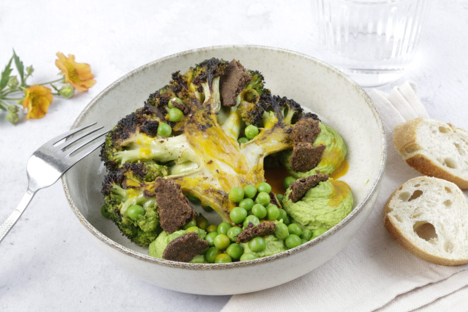 Brocoli braisé et petits pois au crumble