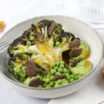 Brocoli braisé et petits pois au crumble