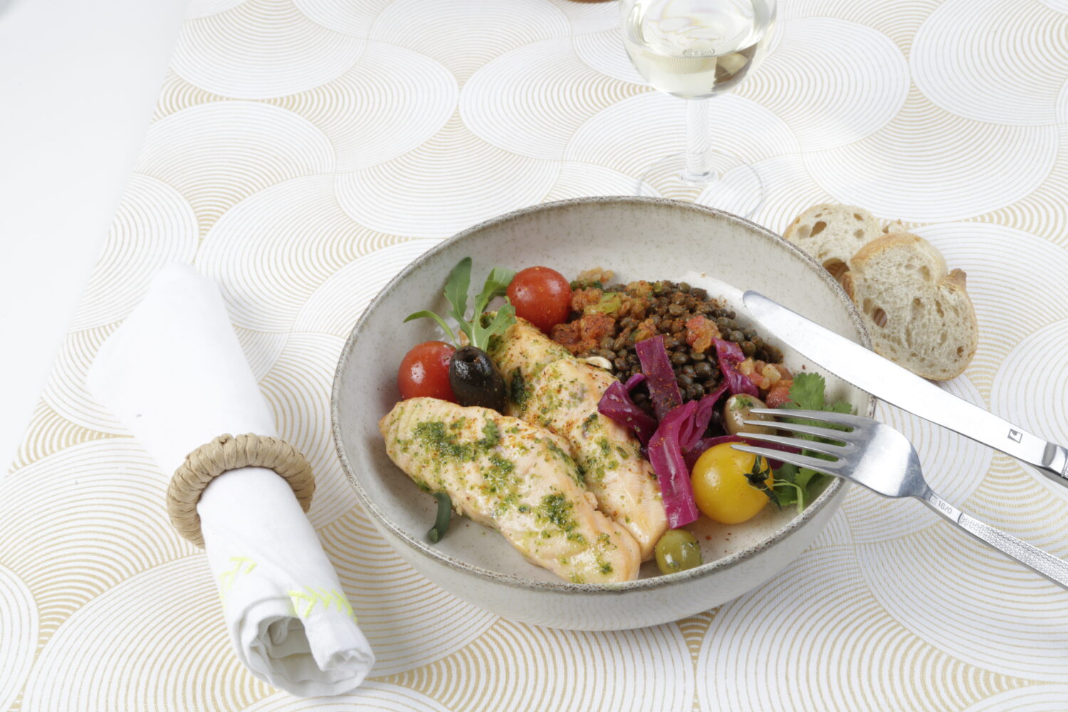 Côtelette de saumon et lentilles, chapelure persil-citro