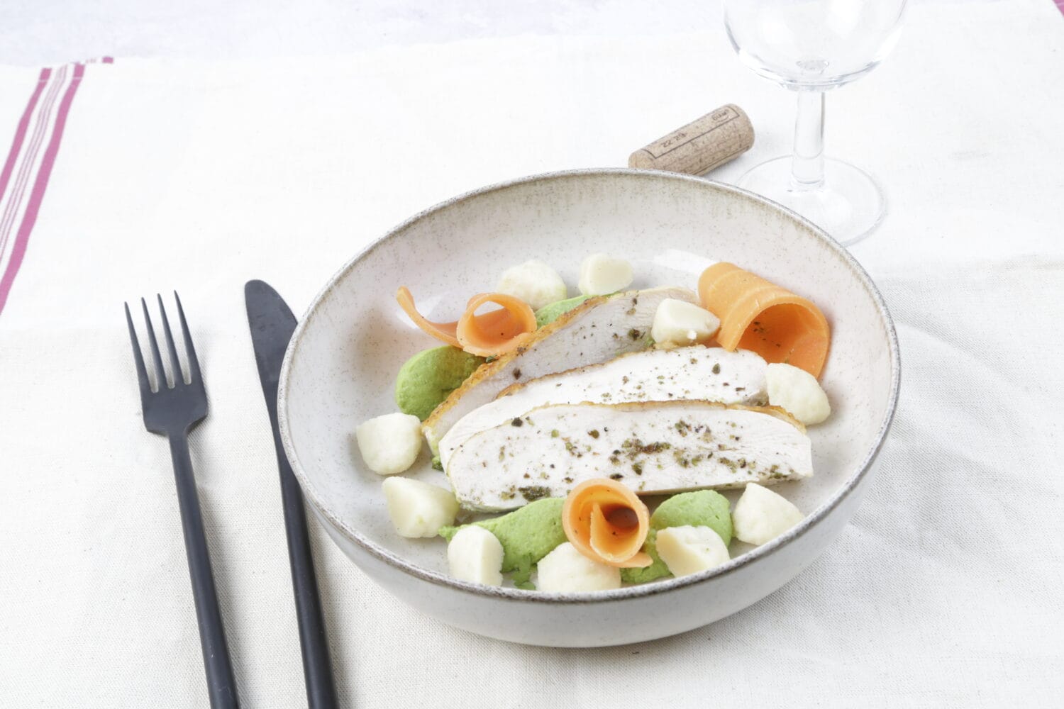 Volaille fermière à la marjolaine, mousseline de petits pois